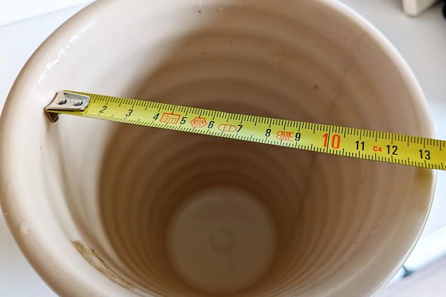 Measuring a pot with a tape measure